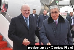 Олександр Лукашенко (ліворуч) та Касим-Жомарт Токаєв, Нур-Султан, 24 жовтня 2019 року