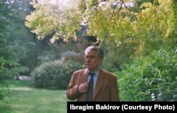 Чыңгыз Айтматов Брюсселдеги “Тенбош” гүлбагында. Ибрагим Бакировдун белек фотосу.