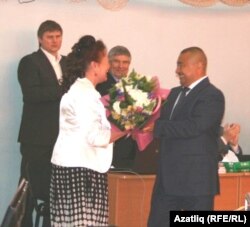 Раушанның әнисе Гөлфрүз ханымны тәбрикләү