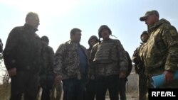 Голова Донецької обласної військово-цивільної адміністрації Павло Жебрівський, міністр закордонних справ України Павло Клімкін, міністр закордонних справ Люксембургу Жан Ассельборн (зліва направо)