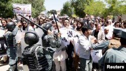 پلیس کابل برای متفرق کردن معترضان تیر هوایی و گاز اشک‌آور شلیک کرده است.