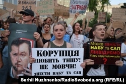 Täze kanuna garşy protest bildirýän adamlar