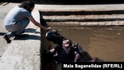 До тех пор, пока будущий зоопарк, который обещает быть масштабным, даже одним из крупнейших в Европе, не откроет свои двери, посетителей временно будет принимать прежний зверинец