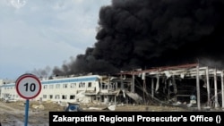 Руйнування і пожежа на заводі американської компанії Flex у Мукачеві після російського ракетного удару. Закарпаття, Україна. 21 серпня 2025 року 