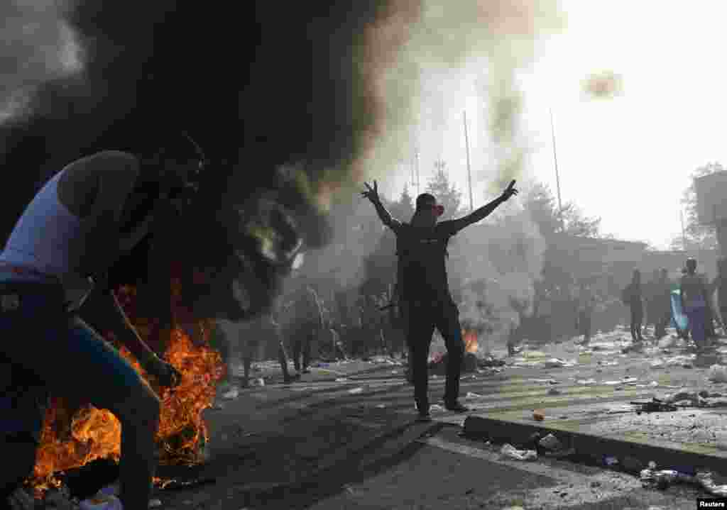 За повідомленнями, біженці, які зібралися на кордоні з боку Сербії, поводилися агресивно, кидали в угорських поліцейських каміння, пляшки та палиці