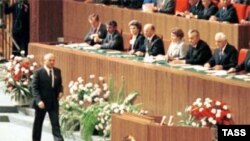 СРСР - Михайло Горбачов крокує до трибуни під час сесії 27-го з'їзду КПРС. Москва, 1 березня 1986 року