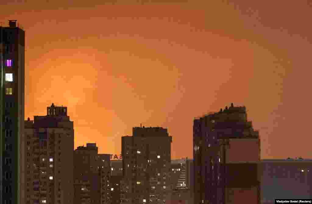 Під час атаки в ніч на 23 березня вибухи було чутно в кількох районах столиці. В Дніпровському районі Києва сталося загоряння у багатоповерхівці, загинула 80-річна жінка. У Голосіївському – були вбиті 5-річна дівчинка із батьком, її матір доправили до лікарні