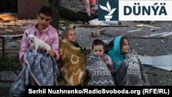 Çagalar 28-nji awgustda Kiýewde rus raketa hüjüminiň bolan ýerinde. 