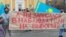 Алматыдағы наразылық митингісінде "Сайлауды бақылаушы болып жазылдың ба?" деген жазу ұстап тұрған адамдар. 31 қазан 2020 жыл.