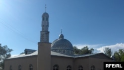 Қирғизистон ички ишлар вазирлиги мактаб ўрнига масжидга бораётган ўқувчиларнинг радикал диний оқимларга қўшилиб кетиши мумкинлигидан хавотирда.