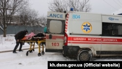 Постраждалих заносять у карету швидкої допомоги