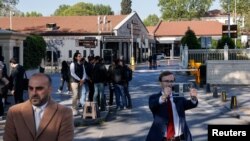 Журналисты в ожидании переговоров России и Украины у дворца Долмабахче, Стамбул, 15 мая 2025 года