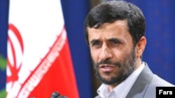 آقای احمدی نژاد می گوید که دولت موظف به پیگیری سیاست های هسته ای است.