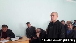 Умар Мирзоев (сидит слева) в ходе судебного процесса все время скрывал свое лицо