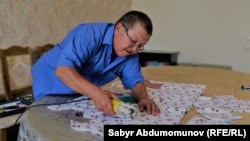 Жапар Борбуев кызына бычуу иштеринде жардам берип келет.