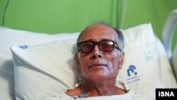 عباس کیارستمی از اسفند پارسال با بیماری گوارشی دست‌وپنجه نرم می‌کرد و روند درمان وی به گونه‌ای پیش رفت که بیماری وی نه تنها بهبود نیافت بلکه تشدید نیز شد.