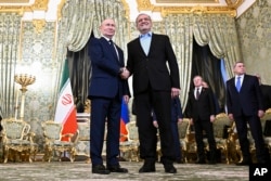 Президент Росії Володимир Путін (ліворуч) і президент Ірану Масуд Пезешкіан перед переговорами в Кремлі в Москві. Росія, 17 січня 2025 року