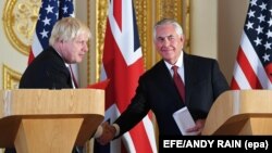 رکس تیلرسون (راست) در جریان نشست خبری مشترک با بوریس جانسون.