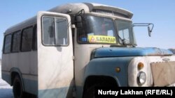 Автобус, который возит детей. Село Туганбай Алматинской области, март 2012 года.    