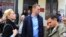 Киров. Блогер Алексей Навальный с супругой Юлией и член бюро движения "Солидарность" Илья Яшин (справа) после слушаний по делу "Кировлеса" у здания городского суда. Фото ИТАР-ТАСС/ Владимир Смирнов