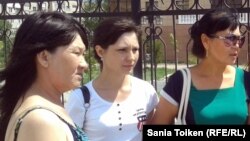 Родственницы осужденных по делу о терроризме. Шаттык Кабдолова, мать Адильхана Кыдырсикова (слева), Ксения Баярисова (в центре) и Бибигуль Баярисова, родные подсудимого Романа Баярисова. Атырау, 24 июня 2013 года.