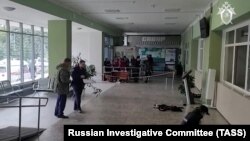 Следователи работают на месте стрельбы в Пермском университете, 20 сентября 2021