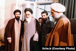 چهره‌های اصلی دفتر آیت‌الله خمینی؛ فرزندش احمد (چپ)، محمدعلی انصاری و مسئول دفترش محمدرضا توسلی (راست)