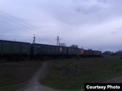 Потяг з вугіллям, який тягне локомотив