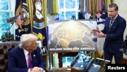 پیت هگست، وزیر دفاع آمریکا، در کنار رئیس‌جمهور دونالد ترامپ هنگام اعلام طرح «گنبد زرین» در دفتر بیضی کاخ سفید – ۳۰ اردیبهشت