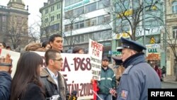 Ишсиз қолган минглаб муҳожирларнинг иложсизликдан жиноятга қўл уриш эҳтимолидан чўчиган Чехия полицияси¸ кейинги ойлар давомида муҳожирлар¸ хусусан марказий осиëликлар устидан назоратни кучайтира бошлади.