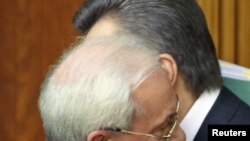 Президент Віктор Янукович (праворуч) вітає новообраного Прем’єр-міністра України Миколу Азарова. Київ, 11 березня 2010 року