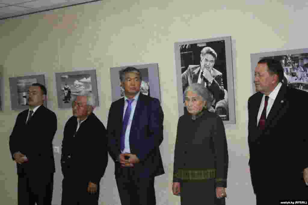 В составе официальной делегации: посол КР в России Болот Жунусов, кинорежиссер Болот Шамшиев, министр культуры КР Султан Раев, сестра писателя и общественный деятель Роза Айтматова, а также министр культуры Татарстана Айрат Сибагатуллин