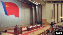 Boris Ýeltsin Ýokary Sowetiň adatdan daşary ýygnagynda çykyş edýär, Moskwa, 1991-nji ýylyň 21-nji awgusty.