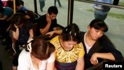 Орусия -- Полиция автобусунда отурган мигранттар. Красноярск шаары, 7-август, 2013. 