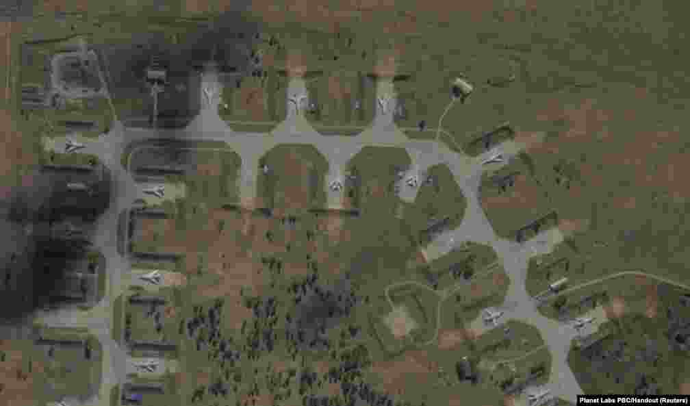 А це ще один супутниковий знімок, на якому видно російську авіабазу «Бєлая» до і після атаки українських безпілотників