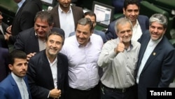 برخی نمایندگان مجلس برای تبریک انتخاب پزشکیان به نایب رئیسی مجلس دور او حلقه زدند.