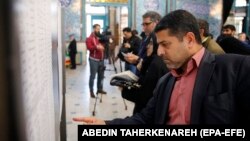 رأی‌دهندگان تهرانی در حسینیه ارشاد به هنگام انتخاب نامزدهای مورد نظر از فهرست طولانی نامزدها