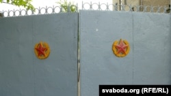 Територіальні війська – це вид збройних сил, який призивається під час війни або напруженої військово-політичної обстановки (ілюстраційне фото: брама військового комісаріату в Білорусі) 