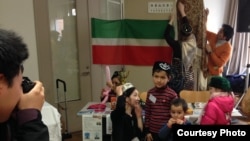 Чарада катнашучы балалар түбәтәй-калфак киеп карый. Бәйрәм башланырга берничә минут кала.