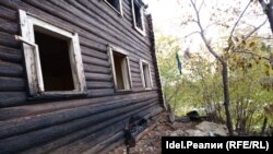 Стена дома, параллельная Тихомирнова