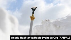 Киевте былтыр қыс қатты болды. Тәуелсіздік алаңында қалың қар жатты.  