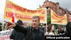 Действительно, Тедееву удалось буквально за считанные недели и месяцы стать народным героем