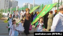 Türkmenistanyň resmi maglumatlaryna görä, 2025-2026-njy okuw ýylynda ýurduň orta mekdeplerine 142 müňden gowrak çaganyň birinji synpa barjagyna garaşylýar. 