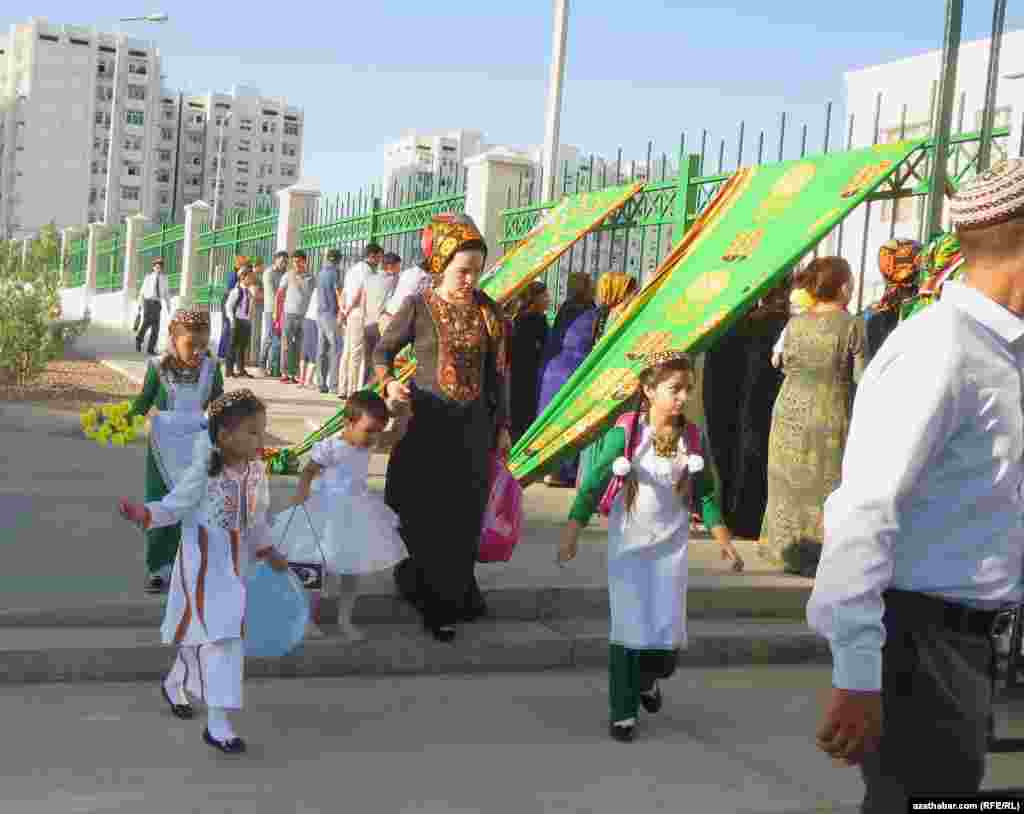 Ýaş ene çagasyny ilkinji gezek mekdebe alyp barýar