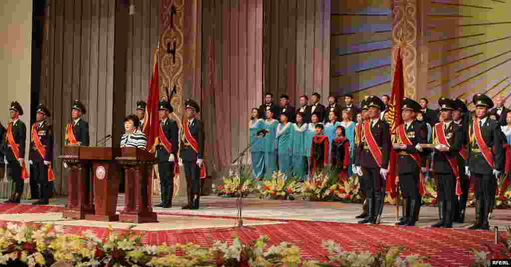 Кыргызстандын президенти Роза Отунбаева ант берүү аземи учурунда
