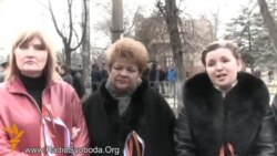 Люди біля захопленої Ради АРК: тривожно. Дивимось лише російські канали