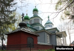 Стародубщина. Почепський район, село Красний Ріг. Церква Успіння Пресвятої Богородиці 1777 року, побудована на замовлення графа Олексія Розумовського (1748–1822), сина гетьмана України Кирила Розумовського (1728–1803)