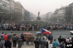 اجتماع هواداران واتسلاو هاول در میدان اصلی شهر پراگ در نوامبر ۱۹۸۹، از زنجیره تظاهرات جنبش موسوم به انقلاب مجملی