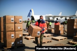 تخلیه ماسک‌های ارسالی به آلمان از آنتونوف مریا در آوریل ۲۰۲۰