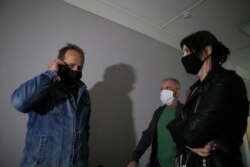 Алесь Асіпцоў і ягоная дачка Яніна (справа) у судзе 12 траўня